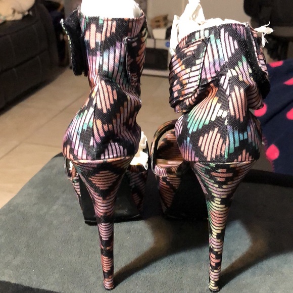 New in Box, Ladies Multi-Colored Platform Sandal w/Velcro Ankle Strap - Picture 3 of 4